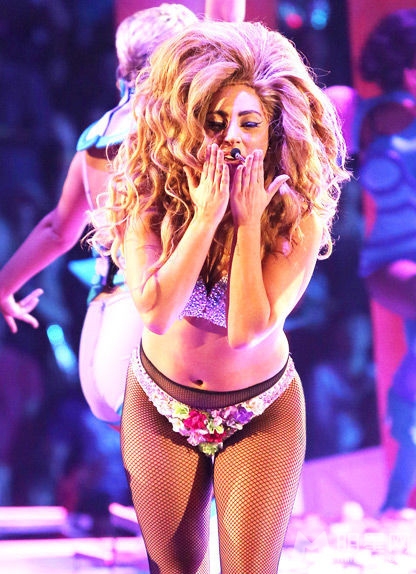 点击大图看下一张：Lady Gaga演唱会上演脱衣秀 臃肿身形不堪入目(5)