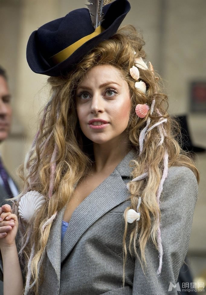 点击大图看下一张：Lady Gaga变身名媛贵妇 街头大秀性感八字奶(0)