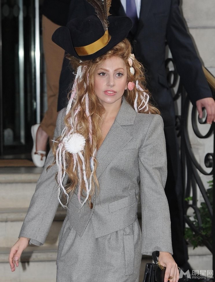 点击大图看下一张：Lady Gaga变身名媛贵妇 街头大秀性感八字奶(5)