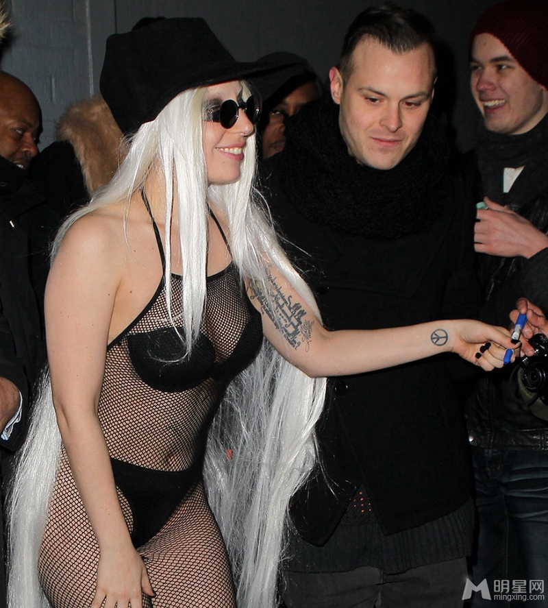 点击大图看下一张：Lady Gaga着网状比基尼亮相 不惧寒冷秀性感(9)
