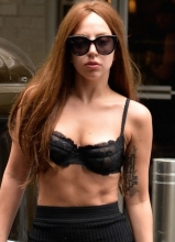 Lady Gaga穿黑色胸罩出门 恢复豪放本色