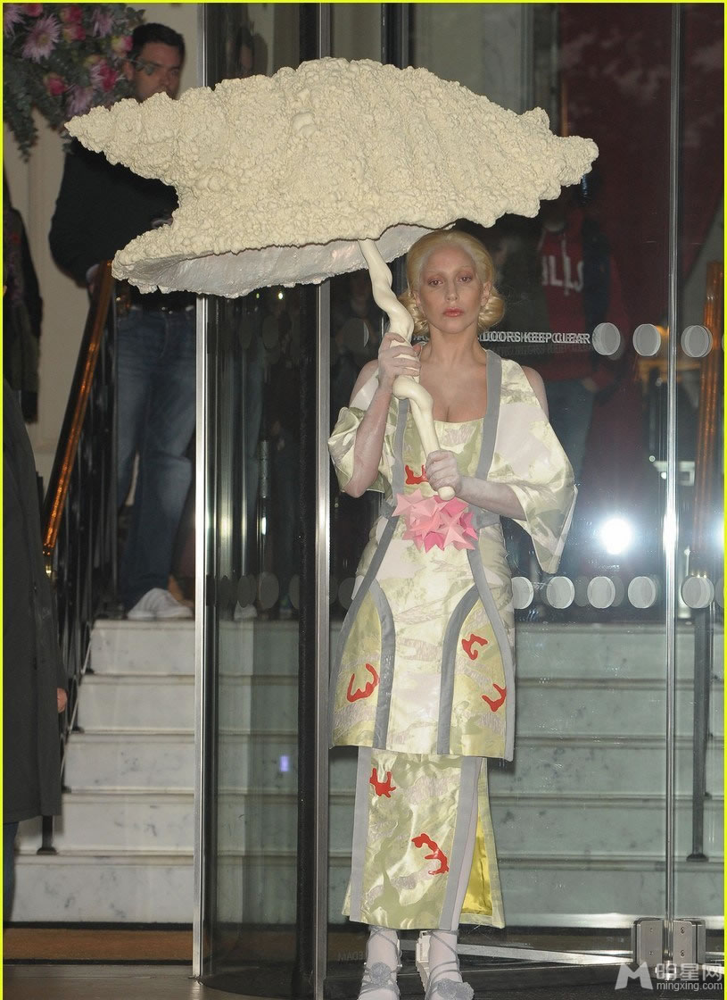点击大图看下一张：Lady Gaga现身变日本艺妓 手拿贝壳伞显怪异(0)