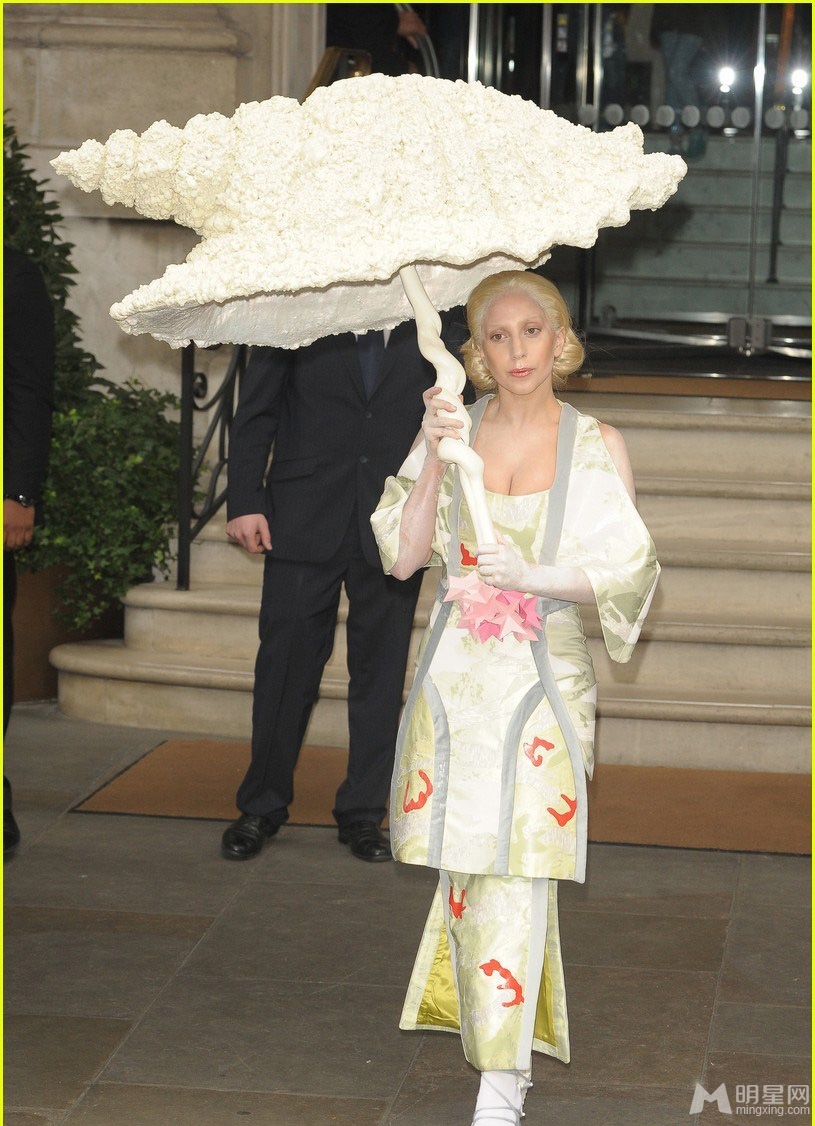 点击大图看下一张：Lady Gaga现身变日本艺妓 手拿贝壳伞显怪异(2)