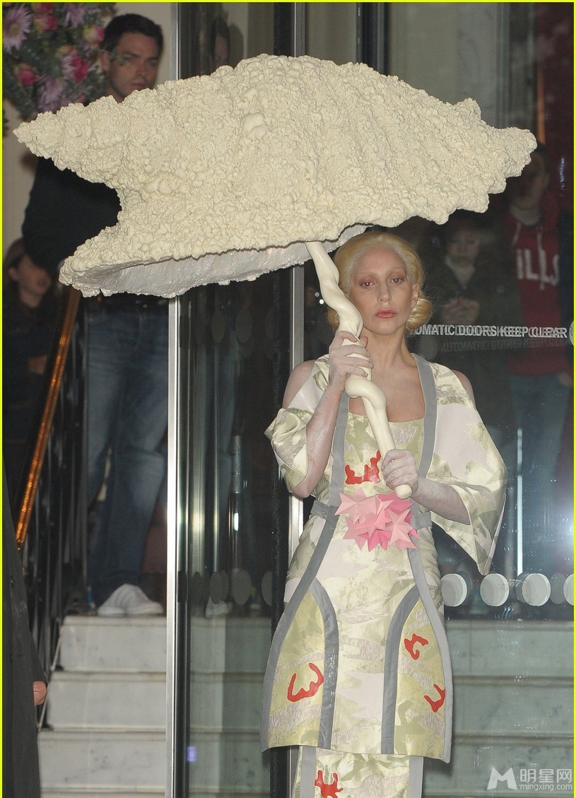 点击大图看下一张：Lady Gaga现身变日本艺妓 手拿贝壳伞显怪异(7)