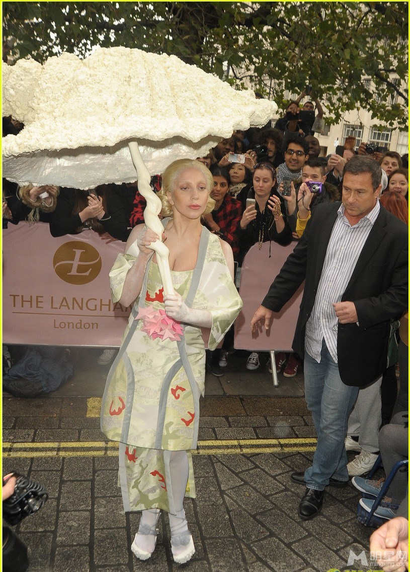 点击大图看下一张：Lady Gaga现身变日本艺妓 手拿贝壳伞显怪异(8)
