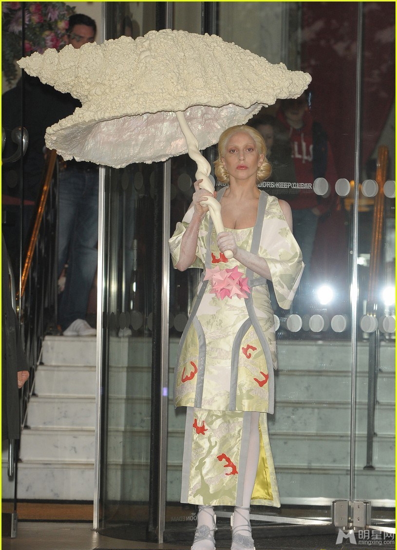 点击大图看下一张：Lady Gaga现身变日本艺妓 手拿贝壳伞显怪异(4)