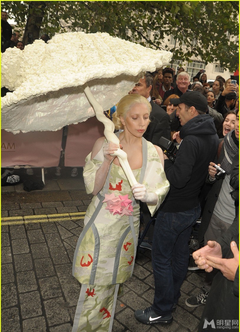 点击大图看下一张：Lady Gaga现身变日本艺妓 手拿贝壳伞显怪异(5)