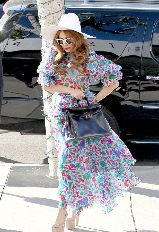 点击大图看下一张：Lady Gaga穿碎花长裙秀清新风(7)