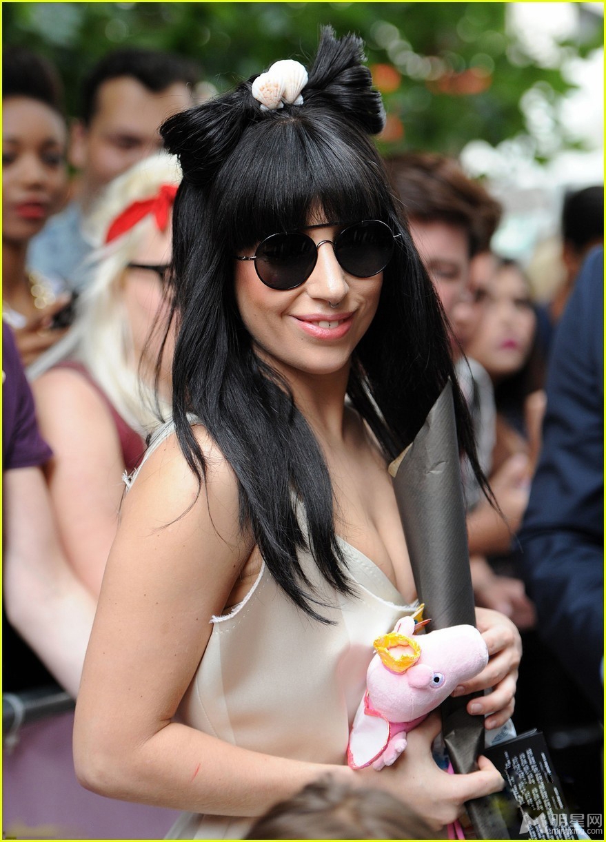 点击大图看下一张：Lady Gaga罕见甜美风格现身 小洋装开胸露乳(2)