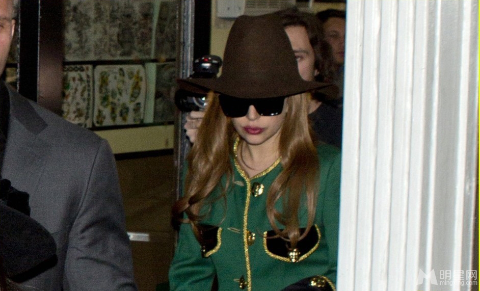 点击大图看下一张：Lady Gaga礼帽绿西装大走复古风(2)