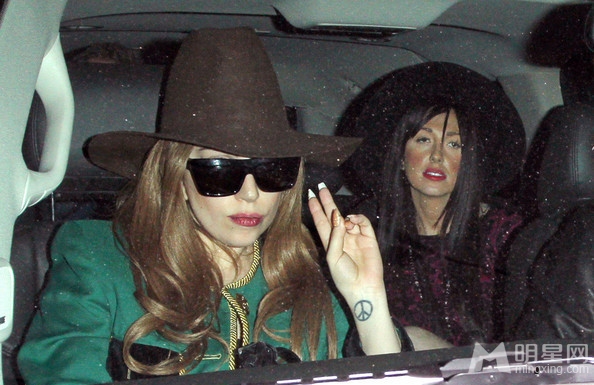 点击大图看下一张：Lady Gaga礼帽绿西装大走复古风(5)