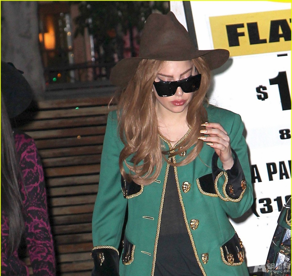 点击大图看下一张：Lady Gaga礼帽绿西装大走复古风(4)