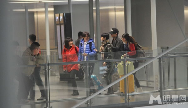 点击大图看下一张：张杰与谢娜现身机场被拍(0)