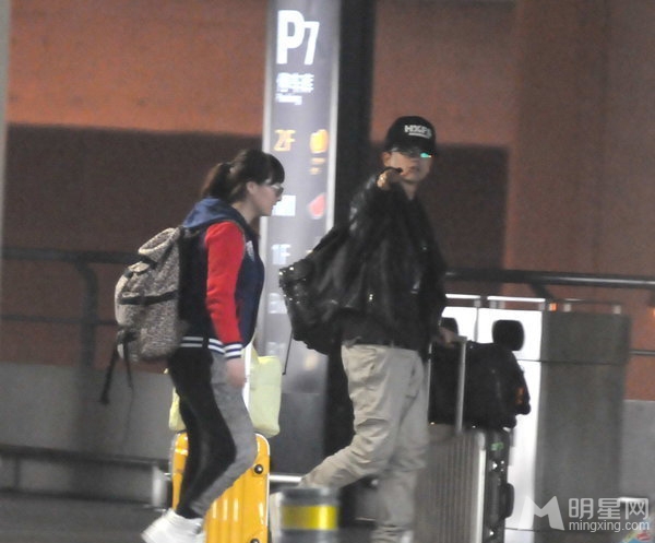 点击大图看下一张：张杰与谢娜现身机场被拍(2)