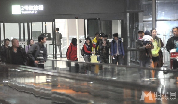 点击大图看下一张：张杰与谢娜现身机场被拍(3)