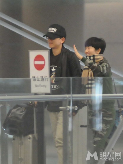 点击大图看下一张：张杰与谢娜现身机场被拍(4)