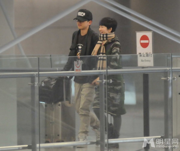 点击大图看下一张：张杰与谢娜现身机场被拍(5)