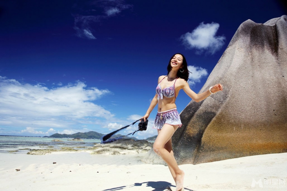 点击大图看下一张：江一燕海滩比基尼写真 素颜出镜性感妩媚(5)