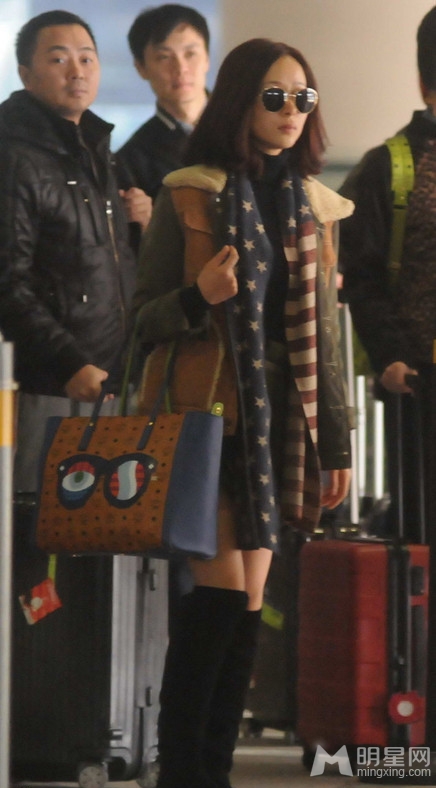 点击大图看下一张:刘亦菲江一燕素颜现身机场 贴耳热聊不甩陈嘉上(6)