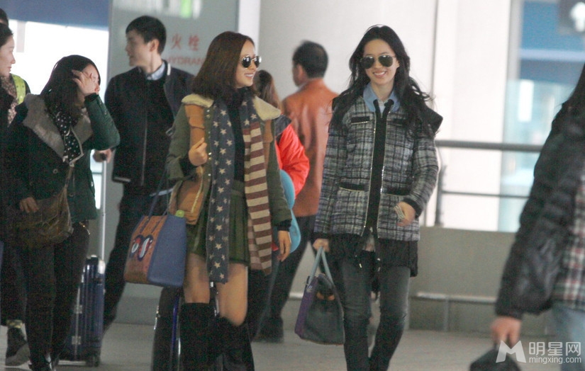 点击大图看下一张:刘亦菲江一燕素颜现身机场 贴耳热聊不甩陈嘉上(7)