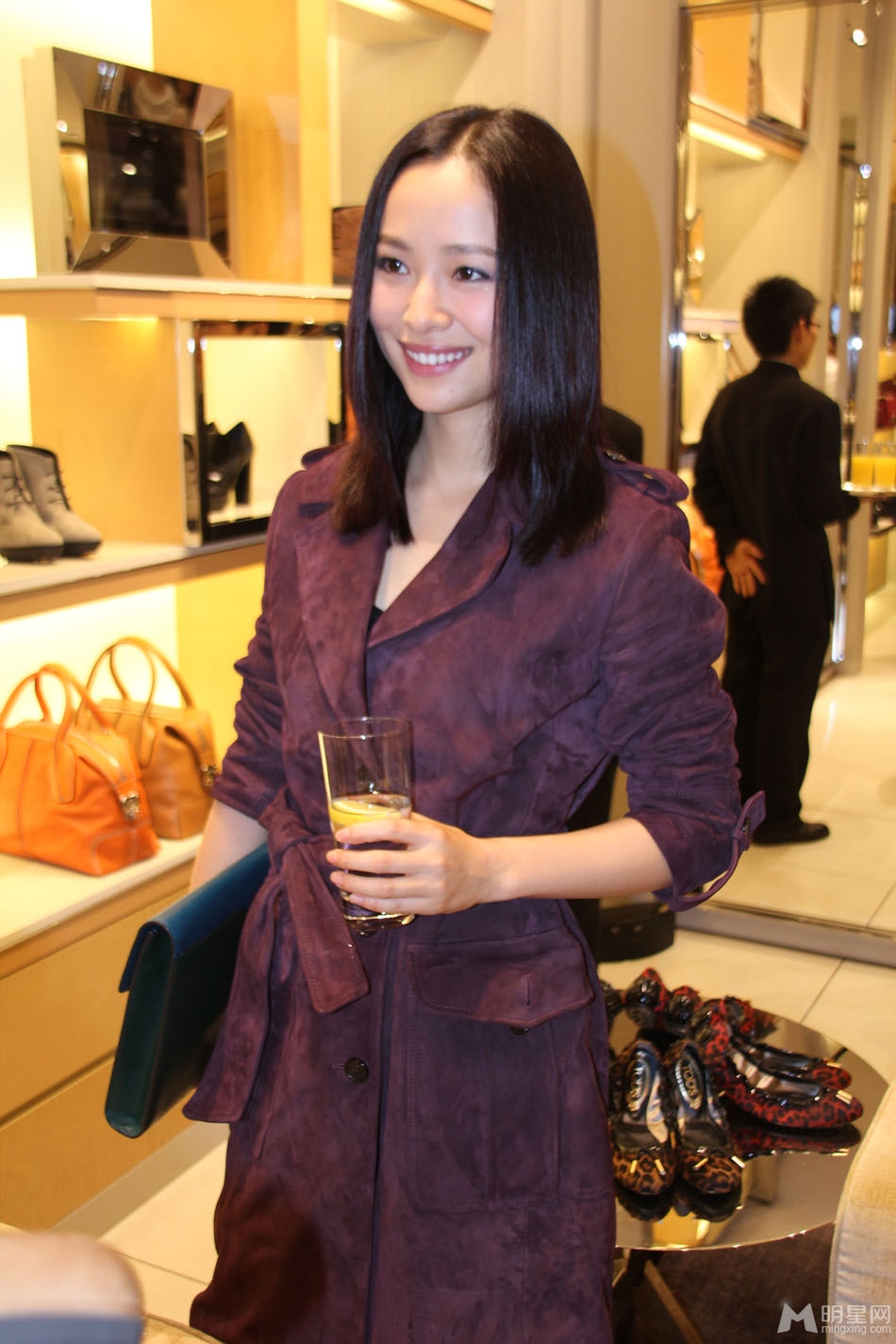 点击大图看下一张：江一燕紫色风衣亮相国际品牌新品发布会(3)