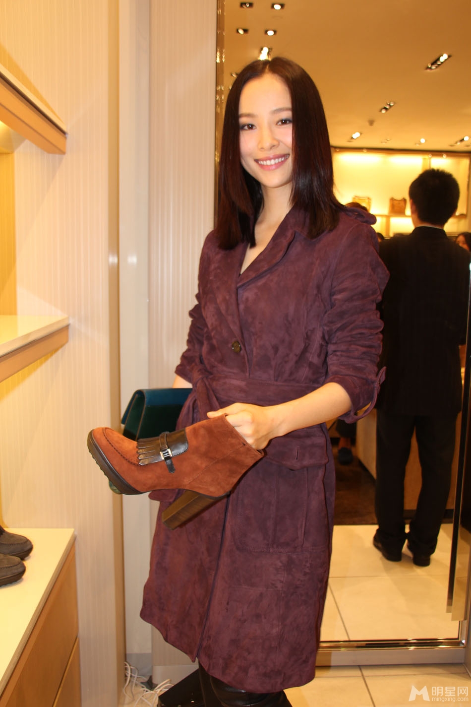 点击大图看下一张：江一燕紫色风衣亮相国际品牌新品发布会(2)