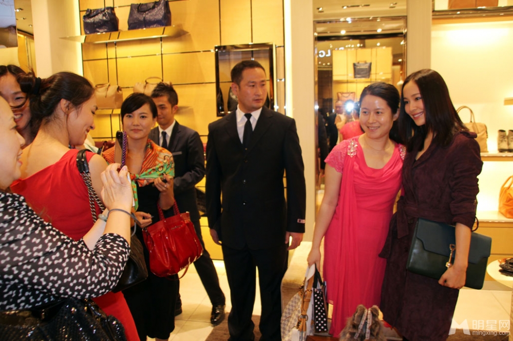 点击大图看下一张：江一燕紫色风衣亮相国际品牌新品发布会(5)