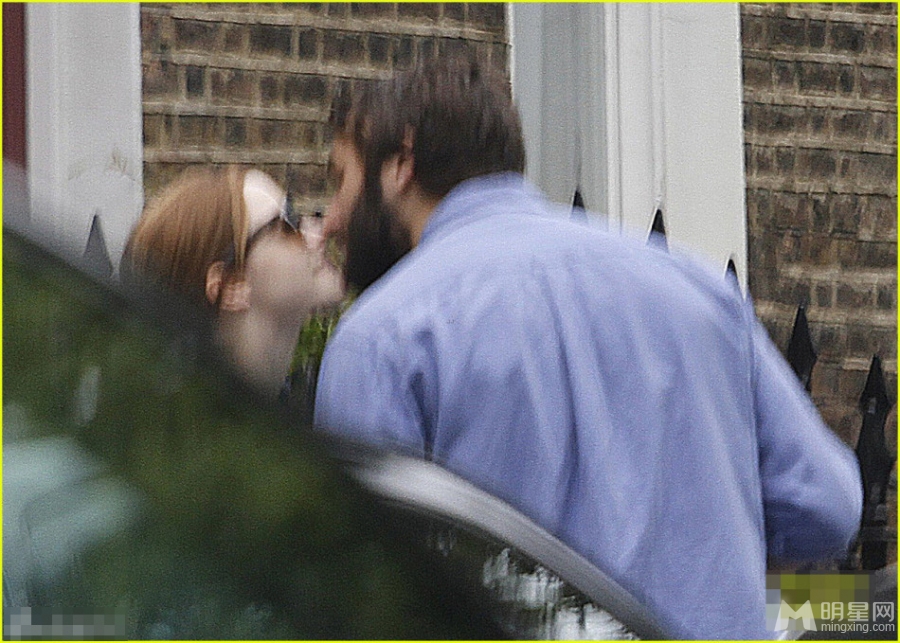 点击大图看下一张：艾玛·沃特森与男友当街热吻不惧偷拍(6)