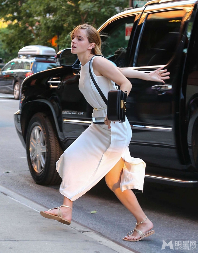 点击大图看下一张：艾玛·沃特森一身白裙现身街头 飞奔裙摆飘扬秀美腿(3)