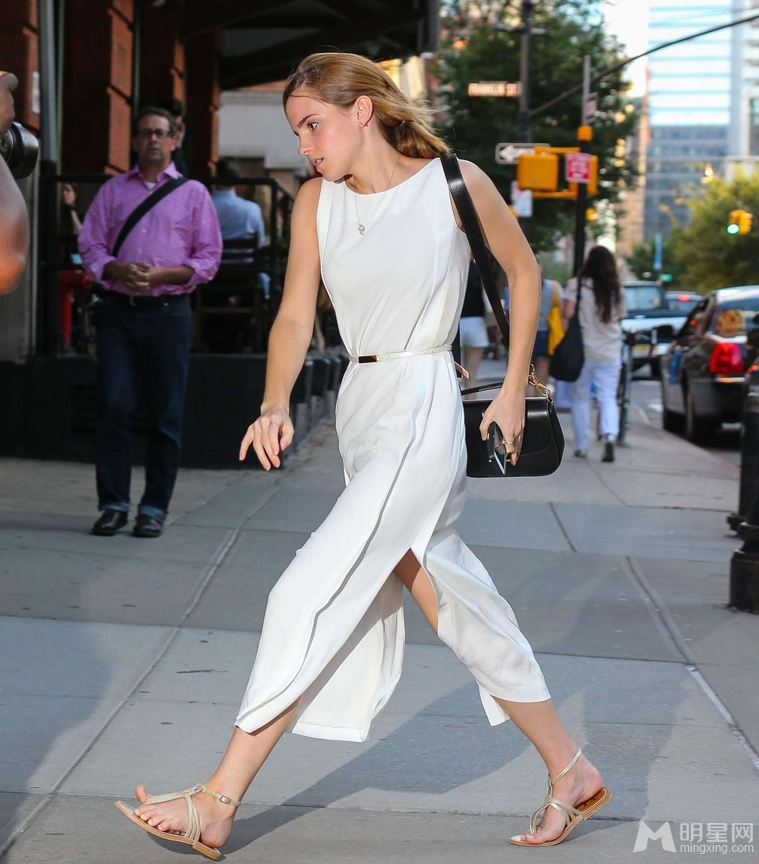 点击大图看下一张：艾玛·沃特森一身白裙现身街头 飞奔裙摆飘扬秀美腿(2)