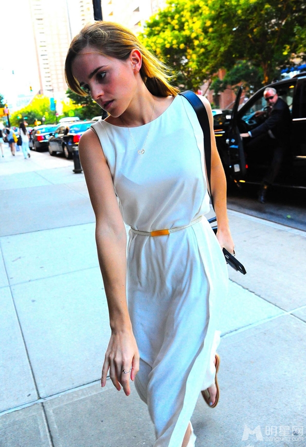 点击大图看下一张：艾玛·沃特森一身白裙现身街头 飞奔裙摆飘扬秀美腿(5)