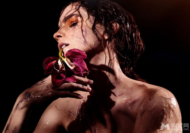 点击大图看下一张：艾玛·沃特森艺术写真 半裸湿身演绎自然美(5)