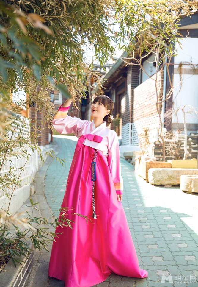 点击大图看下一张:金莎韩服写真 嘟嘴卖萌讨喜(9)