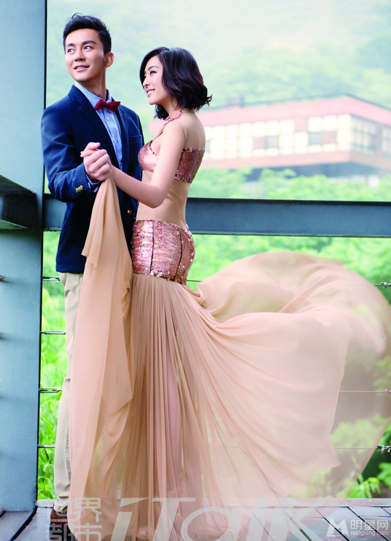 点击大图看下一张:马苏李晨登杂志封面 亲昵共舞(4)