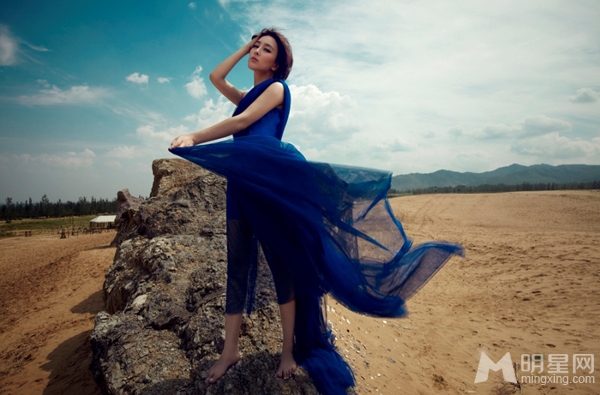 点击大图看下一张：马苏荒漠主题写真 宝蓝色纱裙尽显复古高雅气质(4)