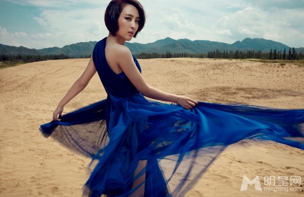 点击大图看下一张：马苏荒漠主题写真 宝蓝色纱裙尽显复古高雅气质(3)