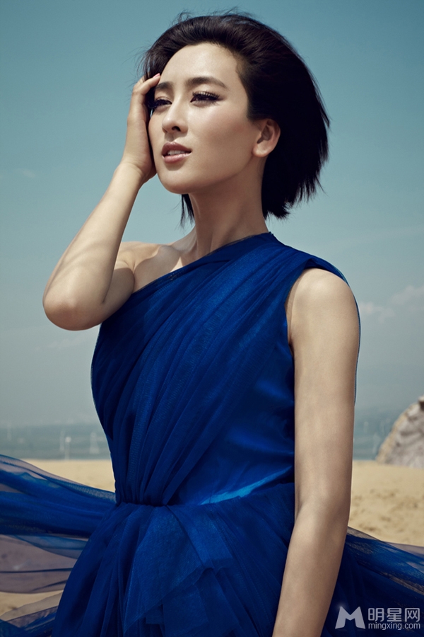 点击大图看下一张：马苏荒漠主题写真 宝蓝色纱裙尽显复古高雅气质(2)