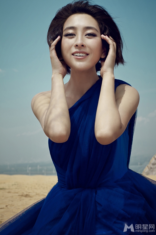 点击大图看下一张：马苏荒漠主题写真 宝蓝色纱裙尽显复古高雅气质(5)