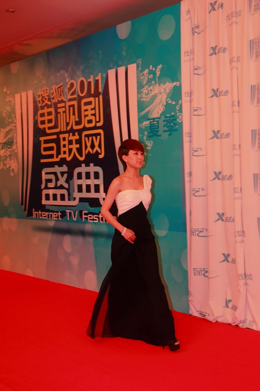 点击大图看下一张：马苏出席搜狐夏季电视剧盛典 黑白长裙显优雅(5)