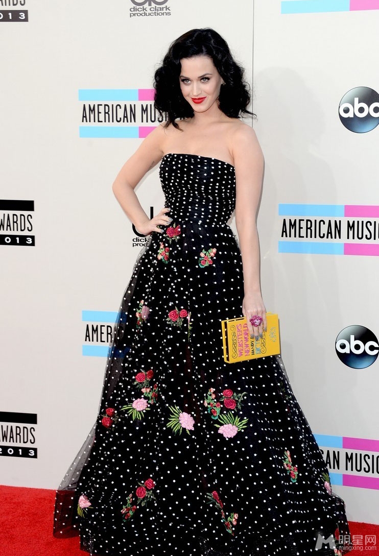 点击大图看下一张：凯蒂·佩里波点抹胸裙亮相全美音乐奖红毯(2)