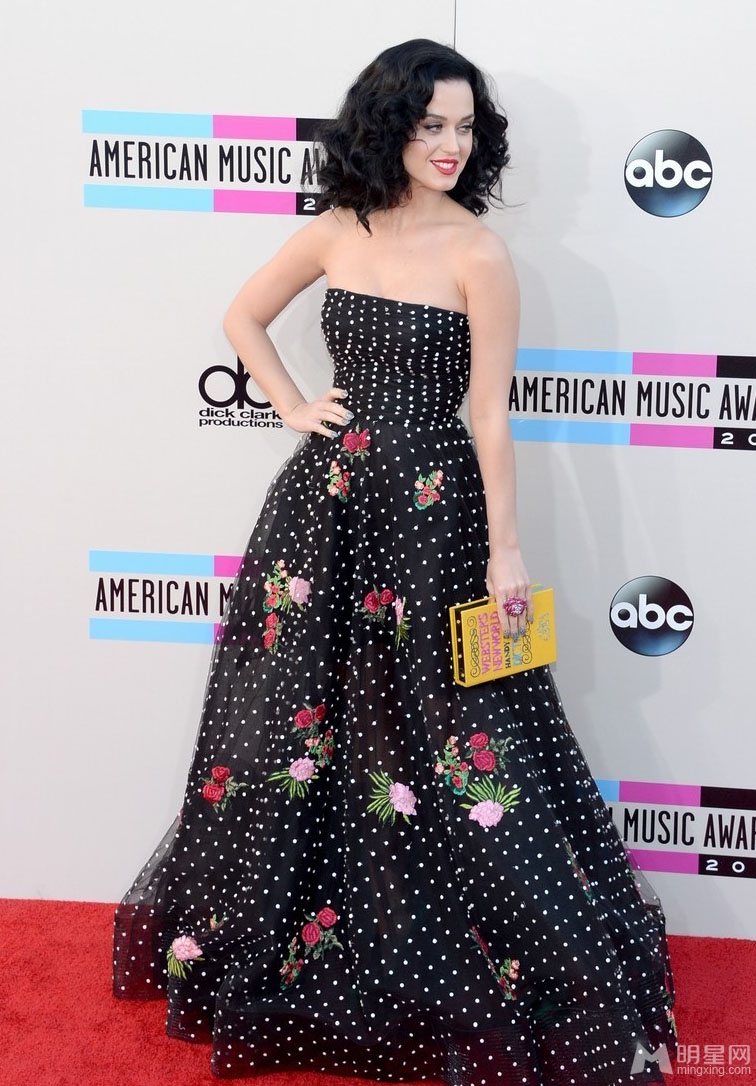点击大图看下一张：凯蒂·佩里波点抹胸裙亮相全美音乐奖红毯(5)