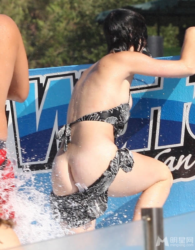 点击大图看下一张：水果姐凯蒂·佩里激情戏水 泳裤滑落露美臀(4)