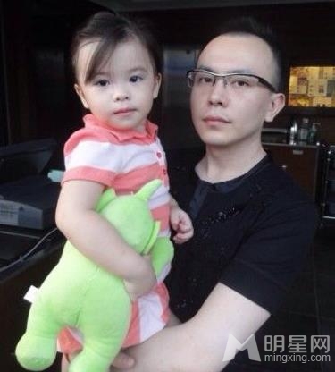 点击大图看下一张：刘涛老公晒与一双儿女私照 两位宝宝乖巧可爱(2)