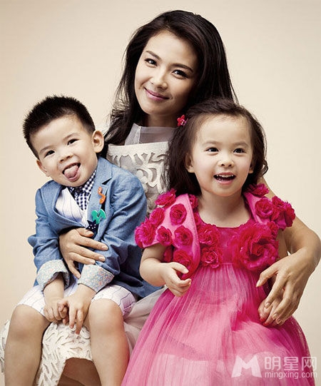 点击大图看下一张：刘涛老公晒与一双儿女私照 两位宝宝乖巧可爱(4)