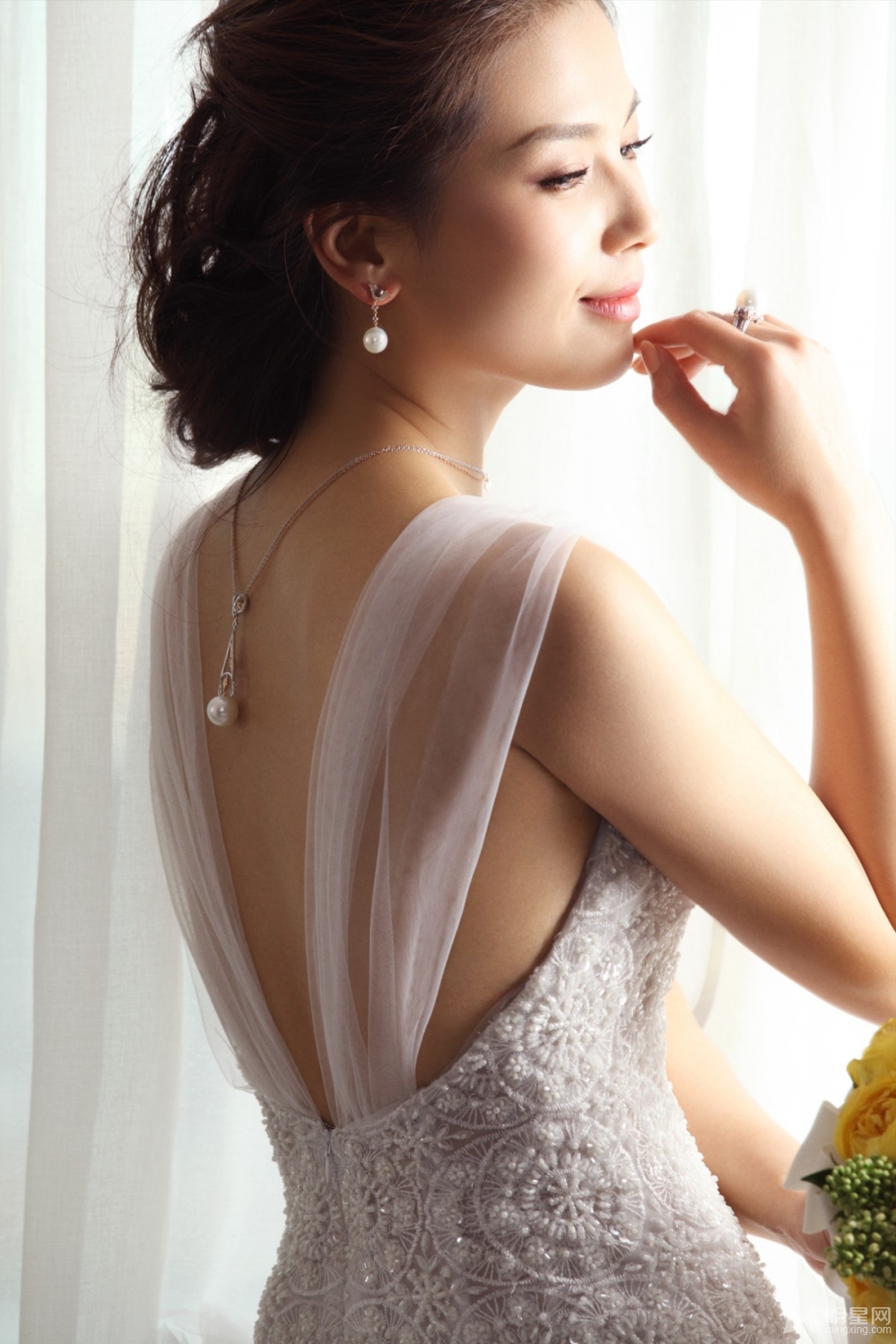 点击大图看下一张：刘涛登新娘杂志封面 婚纱造型惹人怜爱(2)