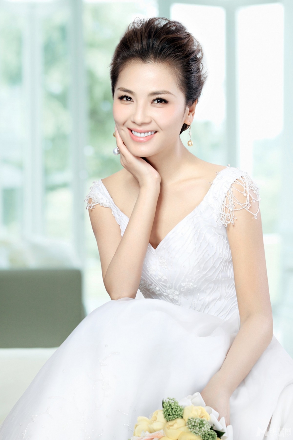 点击大图看下一张：刘涛登新娘杂志封面 婚纱造型惹人怜爱(5)