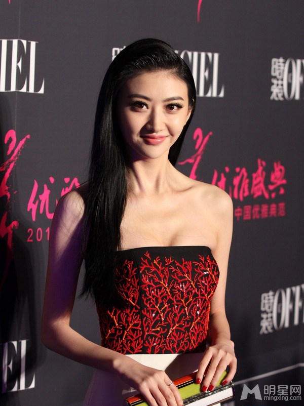 点击大图看下一张：众女星出席中国优雅盛典 性感装扮秀爆乳美腿(2)