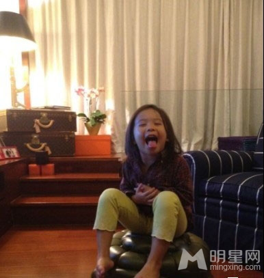 点击大图看下一张：刘涛晒搞怪亲子照 和一双儿女扮小恶魔(5)