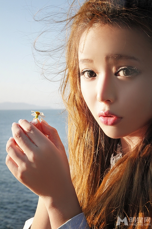 点击大图看下一张：裴紫绮北海道海岸拍写真 90后氧气女生变超萌萝莉      (3)