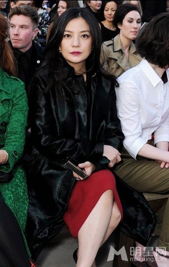 点击大图看下一张：赵薇现身伦敦时装秀 红唇黑大衣显贵气(4)